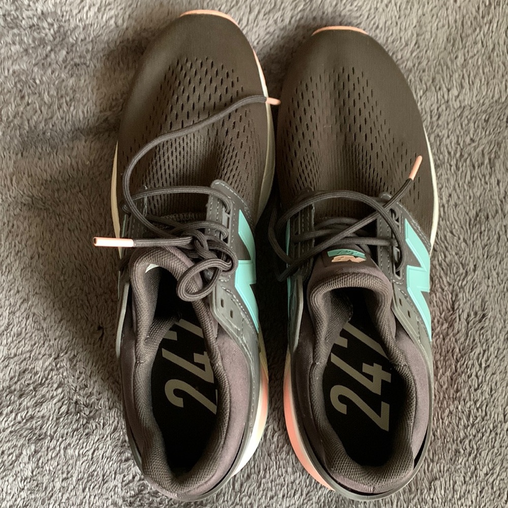 New Balance fashion sneakers in brown/pink/blue. Worn only once!